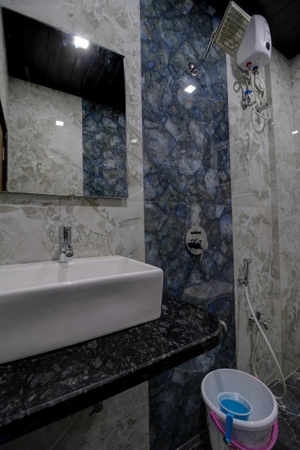Hotel Mourya Residency ナビムンバイ エクステリア 写真