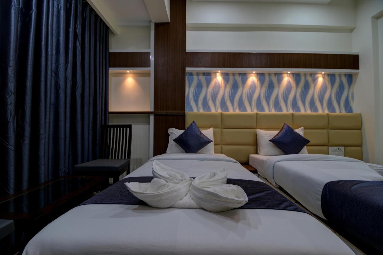 Hotel Mourya Residency ナビムンバイ エクステリア 写真